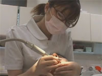 【エロ動画】美人な巨乳メガネの歯医者に手コキしてもらおう