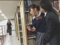 【エロ動画】図書館でJKを痴漢して声も出せない状況でヤる