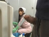 【エロ動画】トイレの清掃員に勃起チンポ見せたら犯られた